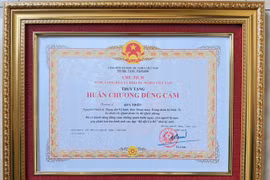 Truy tặng Huân chương Dũng cảm cho Thượng sĩ Kpă Thiệp