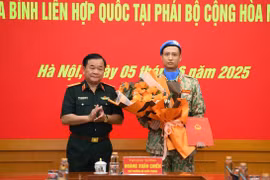 Trao quyết định của Chủ tịch nước cho sĩ quan đi làm nhiệm vụ gìn giữ hòa bình