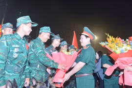 Lãnh đạo Bộ Quốc phòng, Bộ Tổng Tham mưu, Tổng cục Chính trị tặng hoa chúc mừng đoàn Việt Nam hoàn thành nhiệm vụ trở về nước.