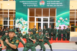 Bộ đội biên phòng trình diễn võ thuật tại giao lưu biên giới Việt Nam - Lào