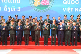 Đại tướng Phan Văn Giang đón Bộ trưởng Quốc phòng Lào tại cột mốc biên giới