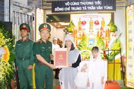 Truy tặng Huân chương dũng cảm cho Trung tá Trần Văn Tùng