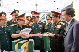 Khám bệnh, cấp thuốc cho hơn 700 người dân biên giới Việt Nam - Lào