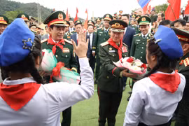 Tặng quà, trao học bổng động viên học sinh nơi biên giới Việt Nam - Lào
