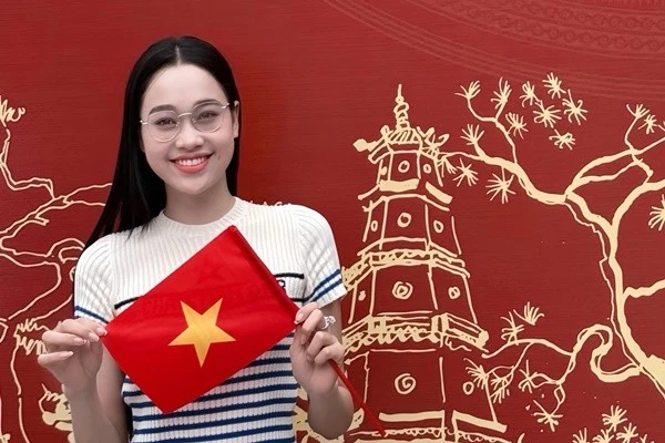 Hoa hậu Mỹ Linh gây chú ý khi tập luyện cho lễ diễu binh 
