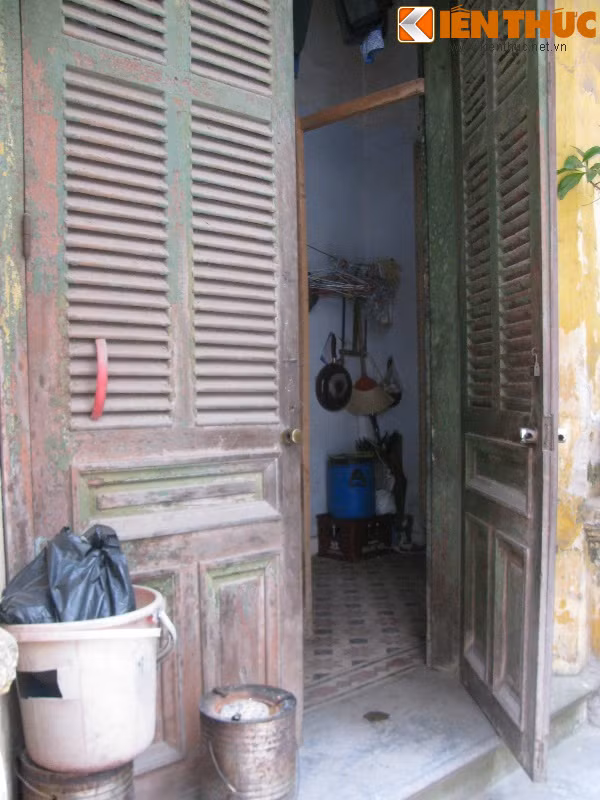 Bảo vệ tòa biệt thự cho hay, người dân ở đây sống khổ sở lắm, nhiều hộ gia đình đã ở đây mấy thế hệ. Nếu rời khỏi đây họ cũng không biết đi đâu nên vẫn phải chấp nhận cảnh chật chội và bất cập trong sinh hoạt hàng ngày như thế.