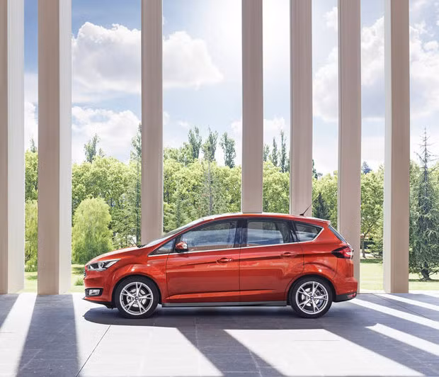 C-Max nâng cấp 2015 được Ford trang bị 1 phiên bản động cơ diesel 1.5 lít TDCi 118 mã lực, 1 phiên bản động cơ diesel 2.0 lít công suất dự đoán tăng 4% và 2 phiên bản động cơ xăng EcoBoost 1.5 lít 148 mã lực và 178 mã lực.