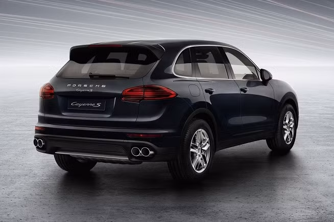 Điểm khác nhau giữa hai phiên bản Cayenne S và Cayenne Turbo là thiết kế cụm đèn pha, đèn sương mù phía trước và cụm ống xả thể thao ở đuôi xe.