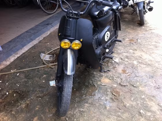 Xe cũng được thay ghi đông, làm lại yên và trang bị thêm bộ đèn LED.