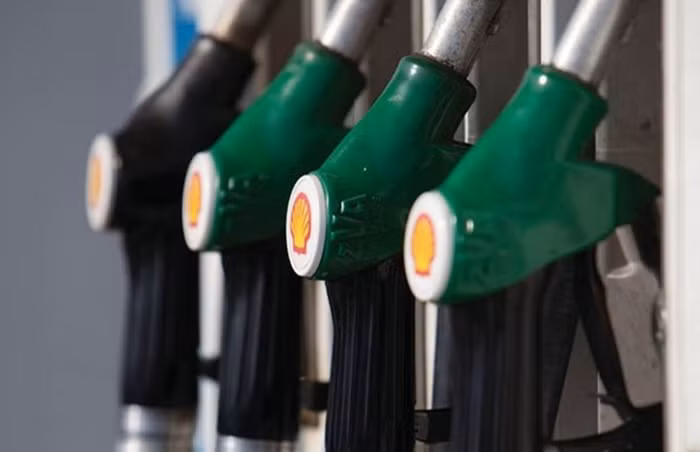 9. Việc bơm nhầm diesel vào động cơ xăng khá rắc rối. Hỗn hợp diesel và xăng sẽ tự phát nổ trong động cơ khi có đủ áp suất trong xi-lanh và chưa cần bugi đánh lửa, dẫn tới động cơ chạy hết công suất ngoài khả năng kiểm soát và làm vỡ, hỏng động cơ.
