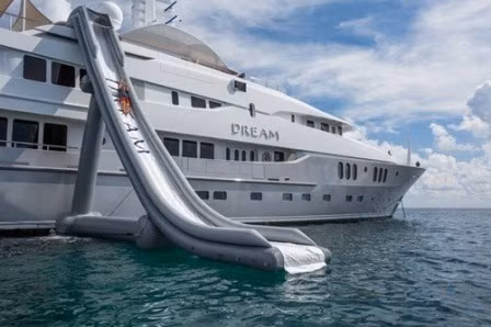 Siêu du thuyền dài hơn 60m, có 7 cabin với sức chứa 15 hành khách và cần 15 thành viên thủy thủ để vận hành nó. Điểm mới lạ nhất của du thuyền là ván trượt nước bằng hơi từ tầng thượng xuống mặt nước biển cùng thuyền kayak và ván lướt sóng...