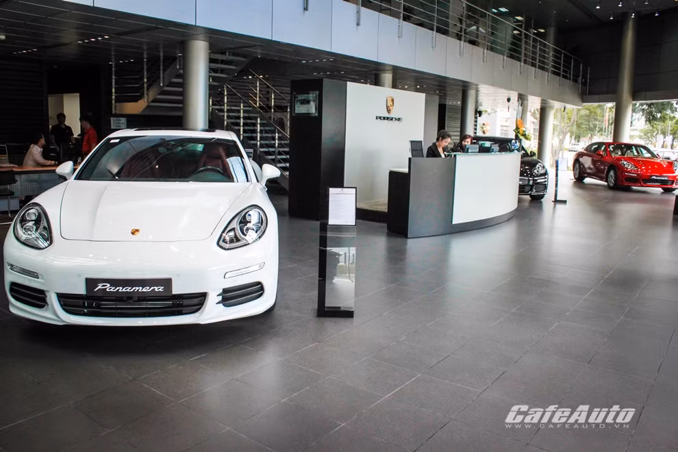 Có diện tích lớn nhất là khu vực trưng bày với những mẫu xe mới nhất của Porsche như Cayman, Boxter, 911, Cayenne, Panamera và sắp tới là mẫu SUV Macan sắp ra mắt tại Việt Nam.