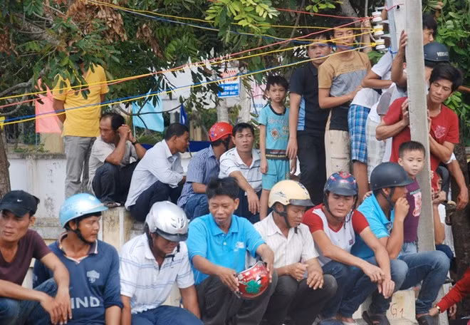 Nhiều người dân không vào được khu vực dự lễ đã trèo lên cây, mái nhà và tường nhà để theo dõi sự kiện quan trọng với người dân đất đảo này. Ảnh: Zing News.