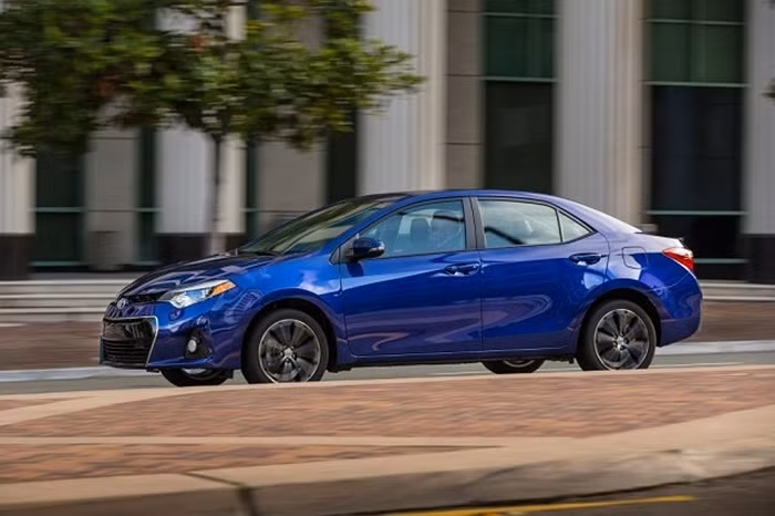 9. Toyota Corolla. Doanh số tháng 8 tăng 23.2%, tương đương 33.088 chiếc bán ra, mẫu xe Corolla vẫn khiến hãng Toyota lọt vào top 10 chiếc xe bán chạy nhất trong tháng, nâng tổng lượng tiêu thụ đạt 238.275 chiếc.