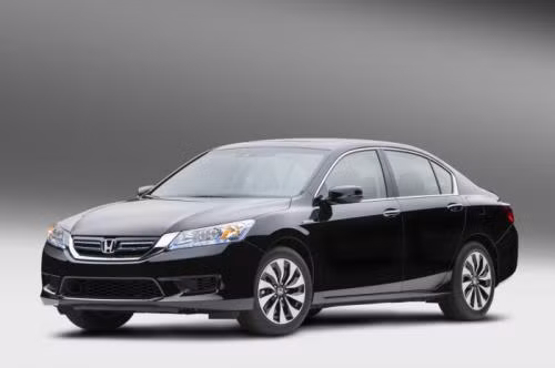 Ngoài ra, Accord Hybrid 2014 của Honda cũng được trang bị động cơ Atkinson 2.0L 4 xi-lanh và được phòng bị bởi môtơ điện 166 mã lực, cho phép chiếc xe tiêu thụ trung bình 5 lít/100km.