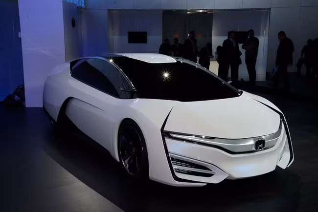 Trong phân khúc xe ôtô điện, Honda có xe FCEV với hình dáng lạ. Xe trang bị hệ thống pin nhiên liệu hydro, tạo ra công suất tối đa 100 kW, tương đương hơn 134 mã lực. Mật độ năng lượng của cụm pin là 3 kW/lít. Ngoài ra, kích cỡ cụm pin còn giảm 33% nên nhỏ gọn và nhẹ hơn.