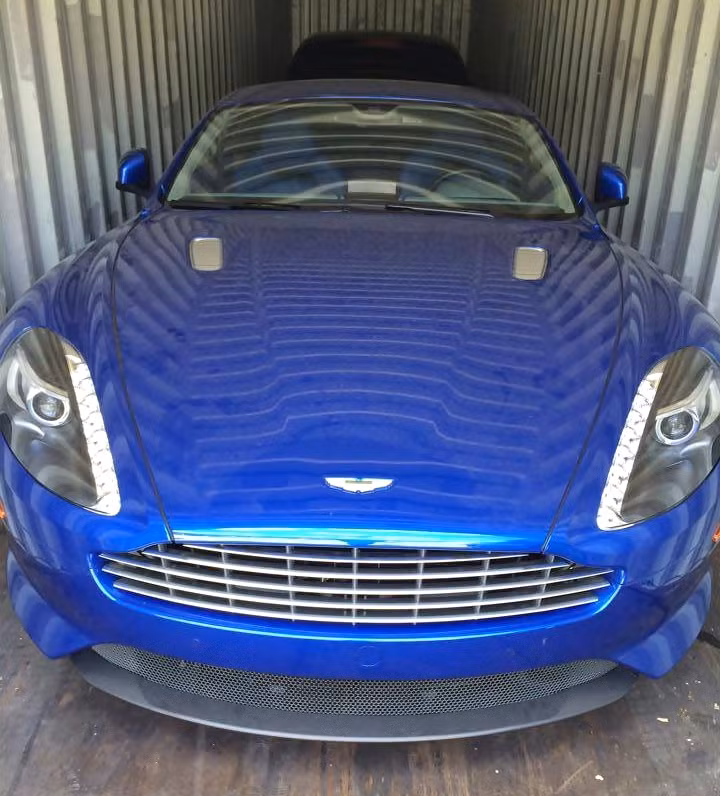 Hình ảnh chiếc Aston Martin DB9 đang được vận chuyển ra khỏi container đang làm xôn xao cộng đồng mạng. Nguồn ảnh: Siêu xe Quảng Ninh.