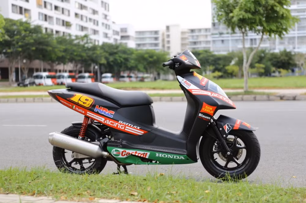 Tuy ra đời đã khá lâu và dòng đời cũng ngắn ngủi nhưng Honda Dylan vẫn là chiếc xe đáng để chạy và được nhiều dân chơi độ lại.