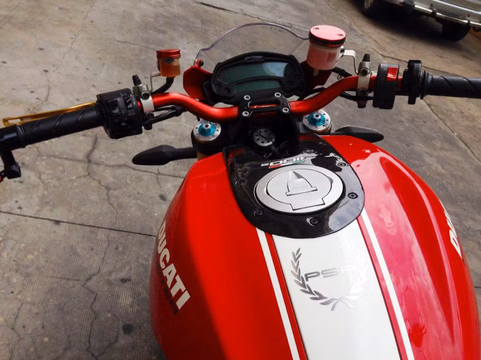 Bản thân Ducati Monster 1100S đã quyến rũ dân chơi bởi rất nhiều ưu điểm của xe nhưng khi được trang bị thêm vô số đồ chơi, chiếc xe lại càng trở nên hấp dẫn và độc đáo. Ảnh: Xe thay ghi đông và 2 nắp bình dầu Rizoma.