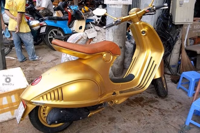 Vespa 946 độ vàng nguyên chiếc tại Cần Thơ.