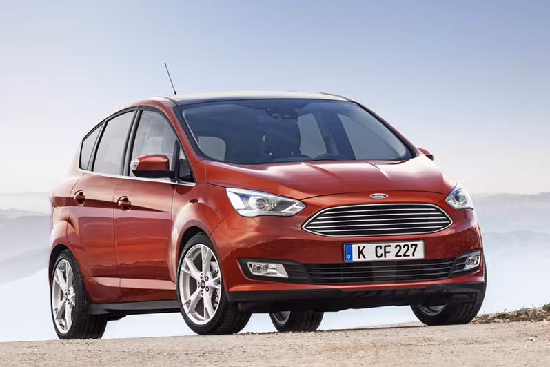 C-Max nâng cấp có thiết kế bắt mắt hơn với lưới tản nhiệt ảnh hưởng phong cách Aston Martin, đèn pha sắc sảo tích hợp đèn LED daylight.