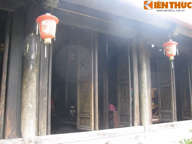 Ngôi nhà được xây dựng hoàn toàn bằng gỗ lim có niên đại hơn 100 năm, thiết kế 5 gian 2 chái với nhiều chi tiết tỉ mỉ nhưng không kém phần sang trọng theo phong cách quý tộc xưa.