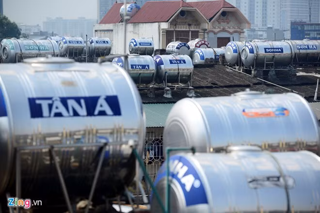 Việc lắp đặt các bồn nước sinh hoạt hiện cũng chưa có quy định nào điều chỉnh. Nhiều người cho rằng việc lắp đặt tràn lan tại nóc nhà dân không có tính toán rất nguy hiểm.
