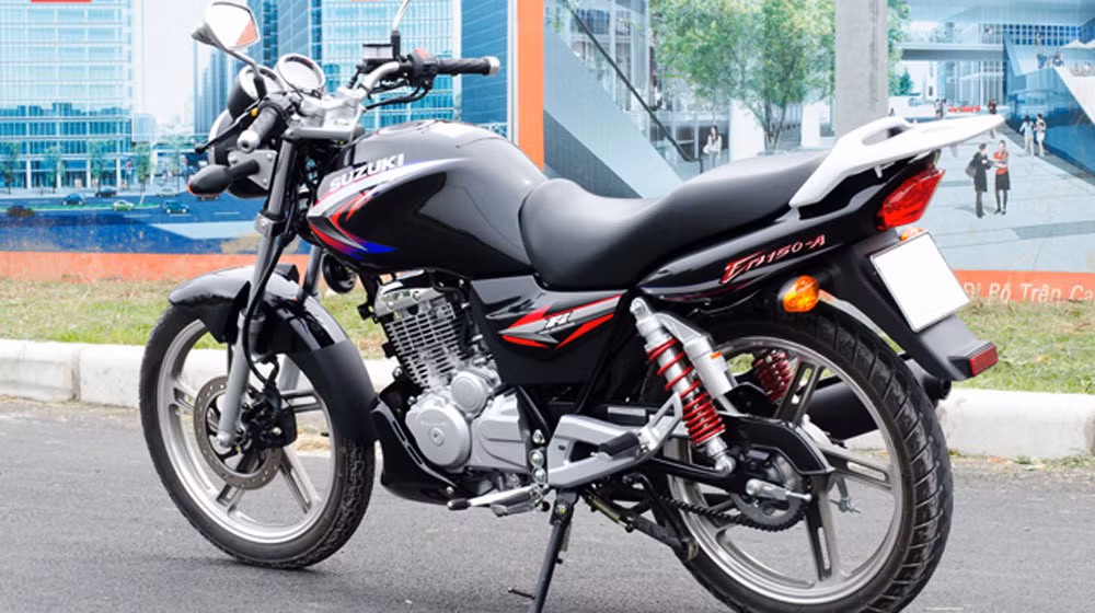 Suzuki EN150A là dòng xe thể thao backbone đầu tiên của Suzuki tại thị trường Việt Nam. Đây là một chiếc naked-bike mang phong cách nam tính, thể thao và được hãng xe Nhật Bản nhắm đến nhóm khách hàng nam giới trẻ tuổi. Chiếc xe được trang bị hệ thống phun xăng điện tử FI, kết hợp với hộp số 6 cấp sử dụng côn tay.