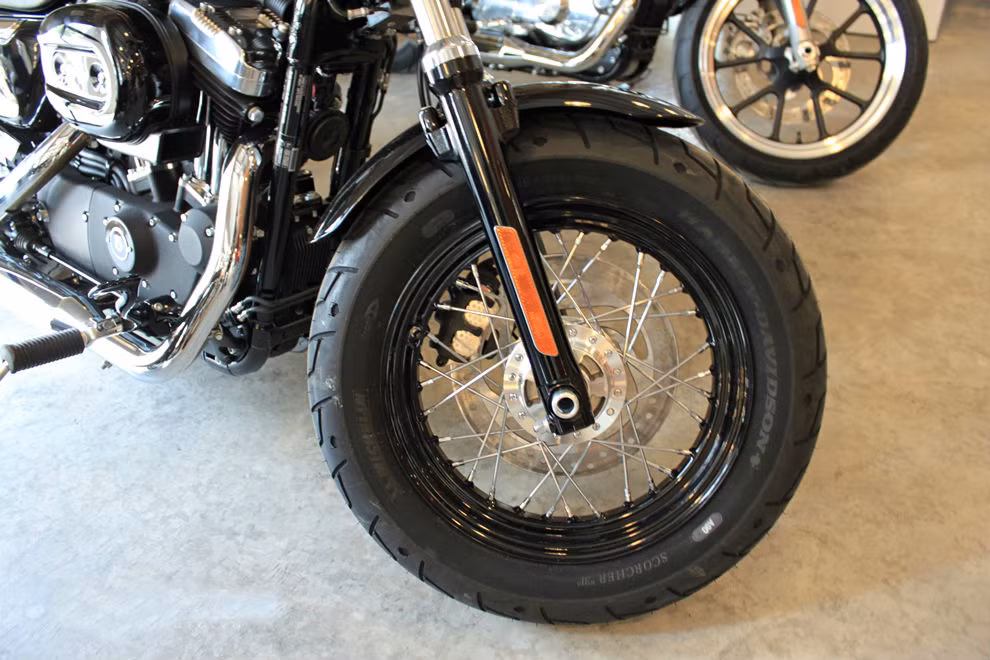 Cung cấp sức mạnh cho Harley XL 1200X Forty-Eigth là động cơ 1200cc Evolution, mô-men xoắn cực đại 96 Nm. Mức tiêu thụ nhiên liệu 7.9 lít/100km.