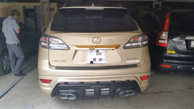 Logo phía sau xe và nắm mở cốp xe cũng được mạ vàng lấp lánh.