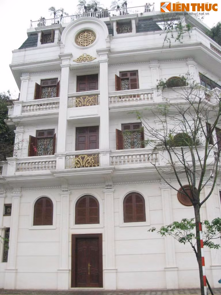 Biệt thự lộng lẫy với mặt tiền vô cùng bắt mắt nằm ở vị trí đẹp đầu đường Văn Cao (quận Ba Đình).