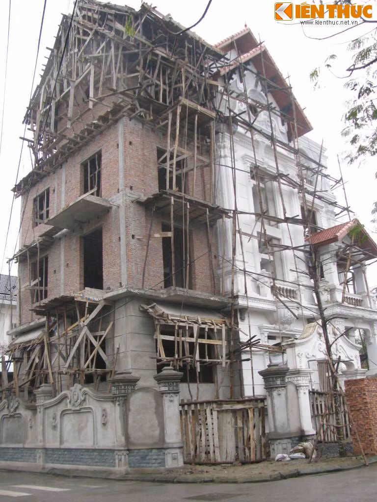 Tòa biệt thự đang xây dở nhưng phần nào cho thấy sự kiên cố và hoành tráng của nó.