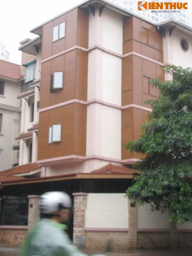 Khu đô thị Trung Hòa - Nhân Chính nằm trên hai địa bàn quận Cầu Giấy và quận Thanh Xuân cũng khiến nhiều người ngỡ ngàng bởi nhiều biệt thự xa hoa thuộc hàng "độc". Trong ảnh là một biệt thự "chơi trội" với những bức tường được lát bằng gỗ.