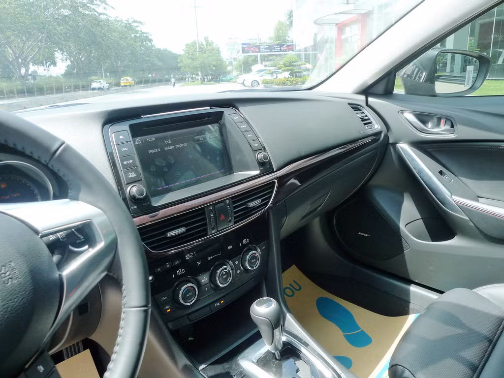 Mazda 6 tại Việt Nam có giá từ 998 triệu đồng đến 1,159 tỷ đồng cho 2 phiên bản, theo công bố của VinaMazda.