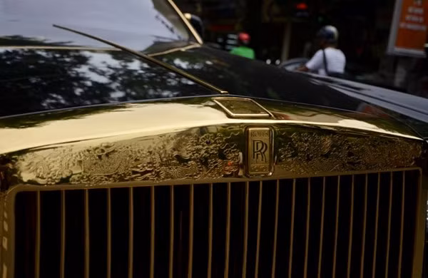 Cận cảnh logo Rolls-Royce Phantom Rồng phía trước.