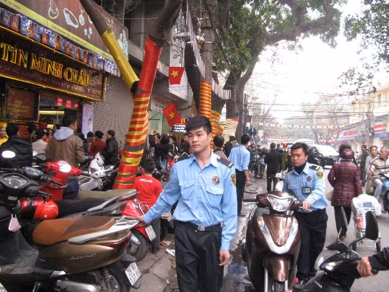 Đội ngũ nhân viên bảo vệ phải làm việc hết công suất vì khách đến mua vàng ngày càng đông. Anh Dương, một nhân viên bảo vệ cho biết, để đảm bảo an ninh và trông giữ xe cho khách, cửa hàng phải tăng gấp đôi lượng nhân viên cho ngày Vía Thần Tài hôm nay.