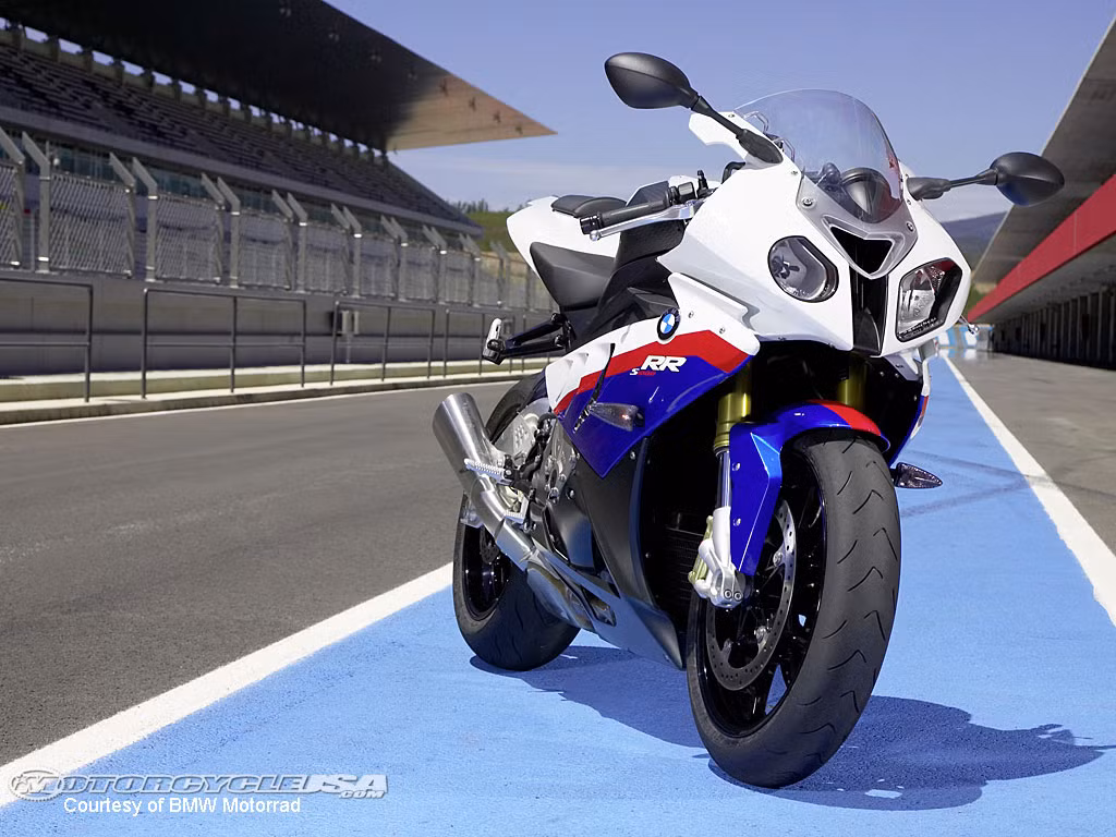 BMW S1000RR ngay từ khi xuất hiện trên thị trường đã gây chú ý với khối động cơ 1.000cc, sản sinh 193 mã lực tương đương sức mạnh của "chim ưng" Hayabusa 1.300. Xe có thể tăng tốc từ 0-200 km/h với 7,2 giây.