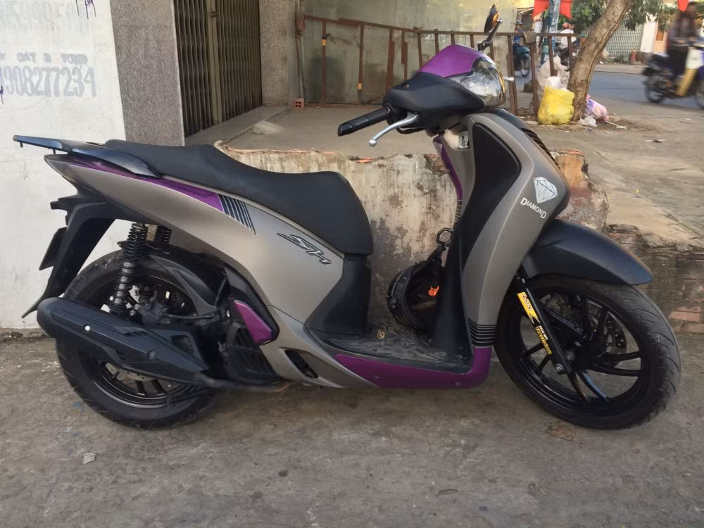 Hình ảnh chiếc Honda SH nội độ dàn tem "Diamond" (kim cương) lung linh của một dân chơi Việt đang khiến nhiều thành viên diễn đàn xe máy mê mệt. Ngoài vẻ quyến rũ đến từ dàn tem kim cương, chiếc xe còn toát lên vẻ huyền bí với tông màu xám tím nhám.