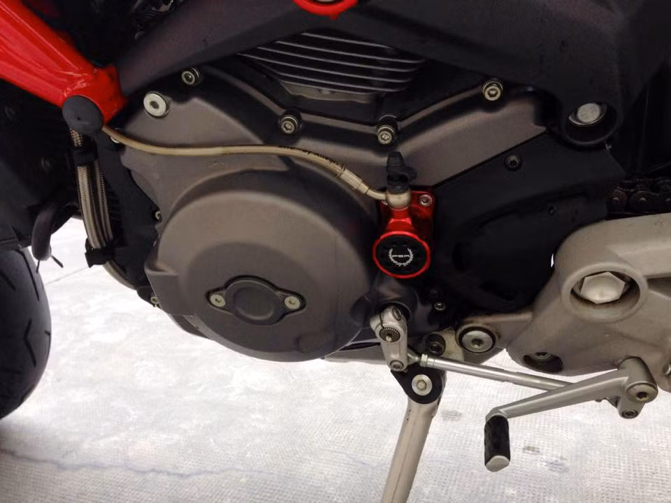 Trợ côn Ducati Performance gắn nổi bật trên xe.