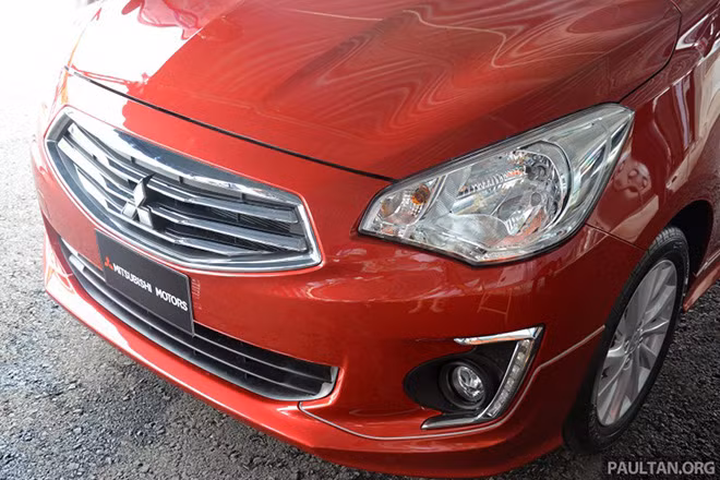 Đầu xe khá giống mẫu Mirage nhưng có phần cá tính hơn với cụm lưới tản nhiệt mạ chrome.