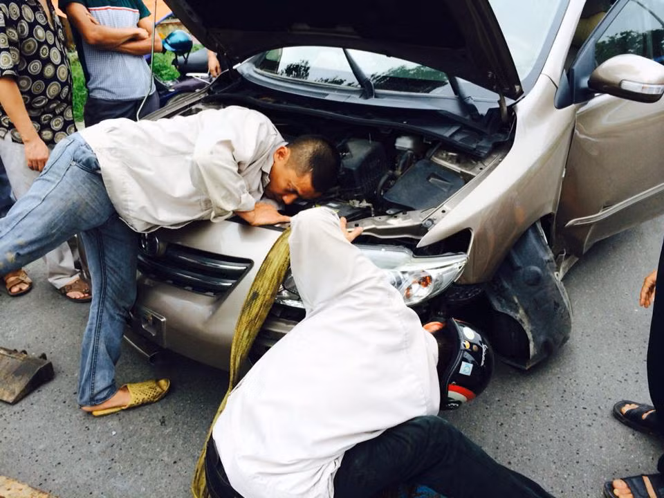 Chiếc xe nát bét phần đầu.
