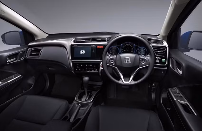 Nhược điểm của xe là trang bị ghế nỉ ở tất cả phiên bản. Đèn trần chỉ có 1 cái duy nhất, không có ổ đĩa CD (nghe nhạc thông qua USB) góc chữ A vẫn lớn nhưng vẫn trong giới hạn chấp nhận được.