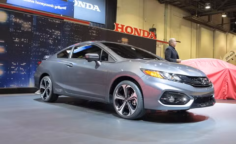 Honda Civic Si giá gốc 23.580 USD: Hầu hết các đối thủ của Civic Si đều được trang bị động cơ turbo tăng áp và lựa chọn coupe gần như không có. Civic Si với cả 2 lựa chọn 2 hoặc 4 cửa được trang bị động cơ 4 xy lanh không tăng áp nhưng lại có hộp số cơ 6 cấp trên cả tuyệt vời cùng hệ thống lái đột phá.