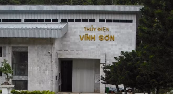 Tiếp theo, cổ phiếu VSH của Công ty cổ phần thủy điện Vĩnh Sơn giảm 1.000 đồng, còn 14.100 đồng/cổ phiếu. Công ty hiện đang quản lý và vận hành 2 nhà máy thủy điện là Nhà máy thủy điện Vĩnh Sơn và Nhà máy thủy điện Sông Hinh.