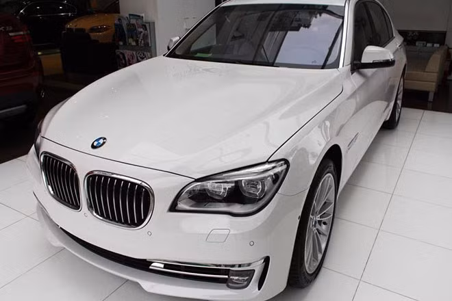 Những người yêu chuộng mẫu xe BMW không khỏi bất ngờ khi nhà nhập khẩu Euro Auto công bố giảm giá trực tiếp cho khách mua BMW 7 series trong tháng 7 này, với mức giảm giá từ 300-400 triệu đồng.