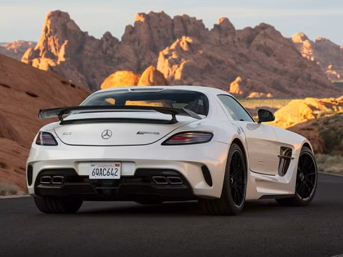 Mercedes-Benz SLS AMG Black Series 2014 có giá 275.000 USD: Siêu xe chỉ nặng 1.550 kg. Xe sử dụng động cơ V8, dung tích 6,2 lít, sản sinh công suất tối đa 630 mã lực và mô-men xoắn cực đại 634 Nm. Xe có hệ thống định vị tích hợp, kiểm soát hành trình, điều hòa không khí tự động.
