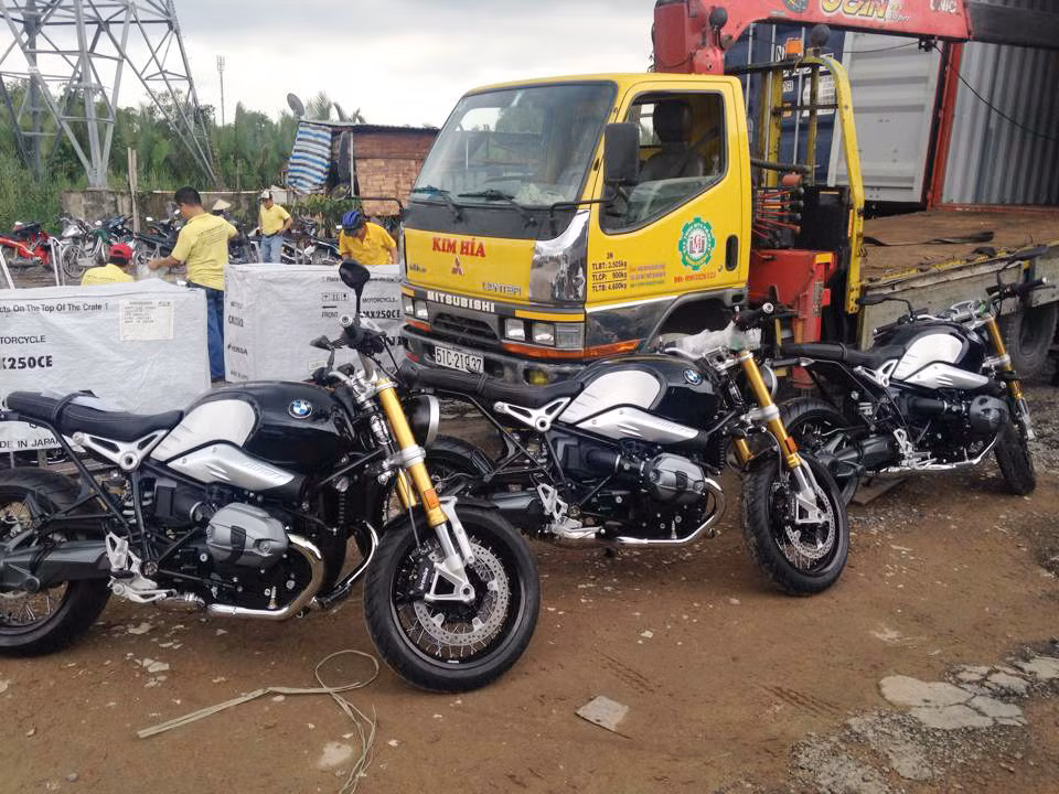 Đáng chú ý trong lô hàng này là 3 anh em BMW R NineT mới cáu cạnh. R NineT kết hợp giữa phong cách cổ điển và hiện đại, với ngoại hình hoài cổ những chiếc mô tô thịnh hành thập niên 70. Nhưng ẩn sau là chuỗi công nghệ đỉnh cao với động cơ boxer, cặp ống xả titan hàng hiệu Akrapovic, hệ thống chống bó cứng phanh, hệ thống treo độc lập...