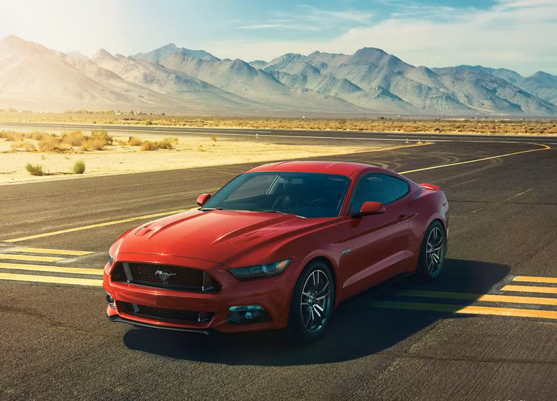 Ford Mustang 2015: Ford Mustang hoàn toàn mới có mặt trên thị trường vào năm 2015 sẽ tạo cho người dùng cảm giác mới mẻ từ bộ khung mới, nội thất ấn tượng, hệ thống treo độc lập cùng với động cơ 4 xi-lanh turbo hoàn toàn mới.