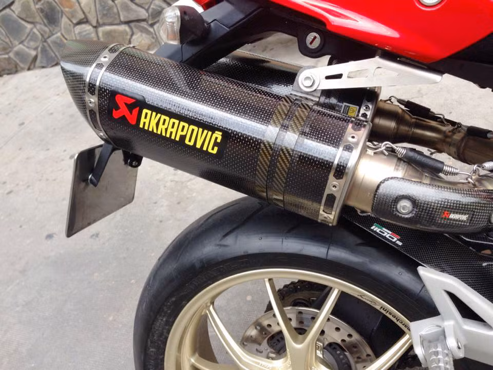 Cặp súng Akrapovic carbon kết hợp Map ECU cho xe thêm sức mạnh và những tiếng gầm khó tả.