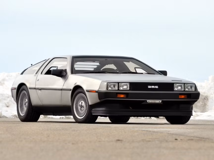 DeLorean DMC-12 1981: Nếu chiếc DeLorean DMC-12 1981 được thiết kế lại thành một tàu du hành, có lẽ nó sẽ đắt khách hơn. Các khách hàng của mẫu xe này đều gặp phải các vấn đề về điện tử và nhiều khi học còn không thể thoát khỏi xe. Các cánh cửa cánh chim của DeLorean DMC-12 1981 liên tục bị mất điện và khiến cho hành khách bị khóa lại trong xe.Thậm chí, đôi lúc nước mưa còn có thể lọt vào bên trong xe.
